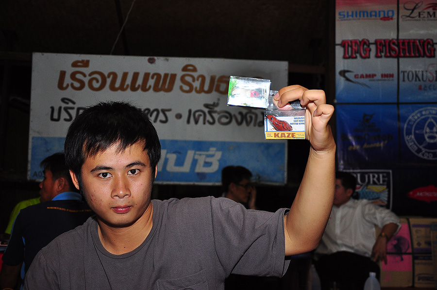 ไม่ต้องไปจับให้ใครไกล เอานังไมค์ใกล้ๆเนี่ยแหล่ะ :grin: :grin: :grin: