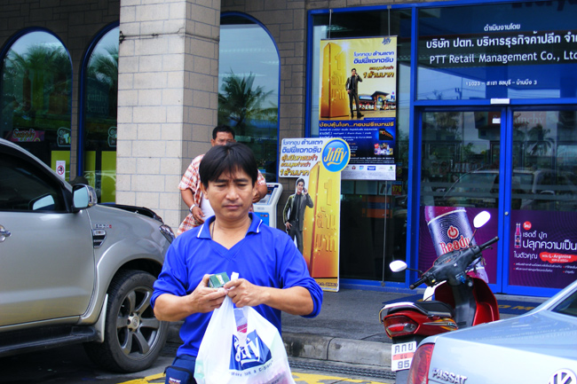   พี่ชีพและป๋าเสริฐ (เสื้อลายด้านหลัง) :laughing: :laughing: :laughing: