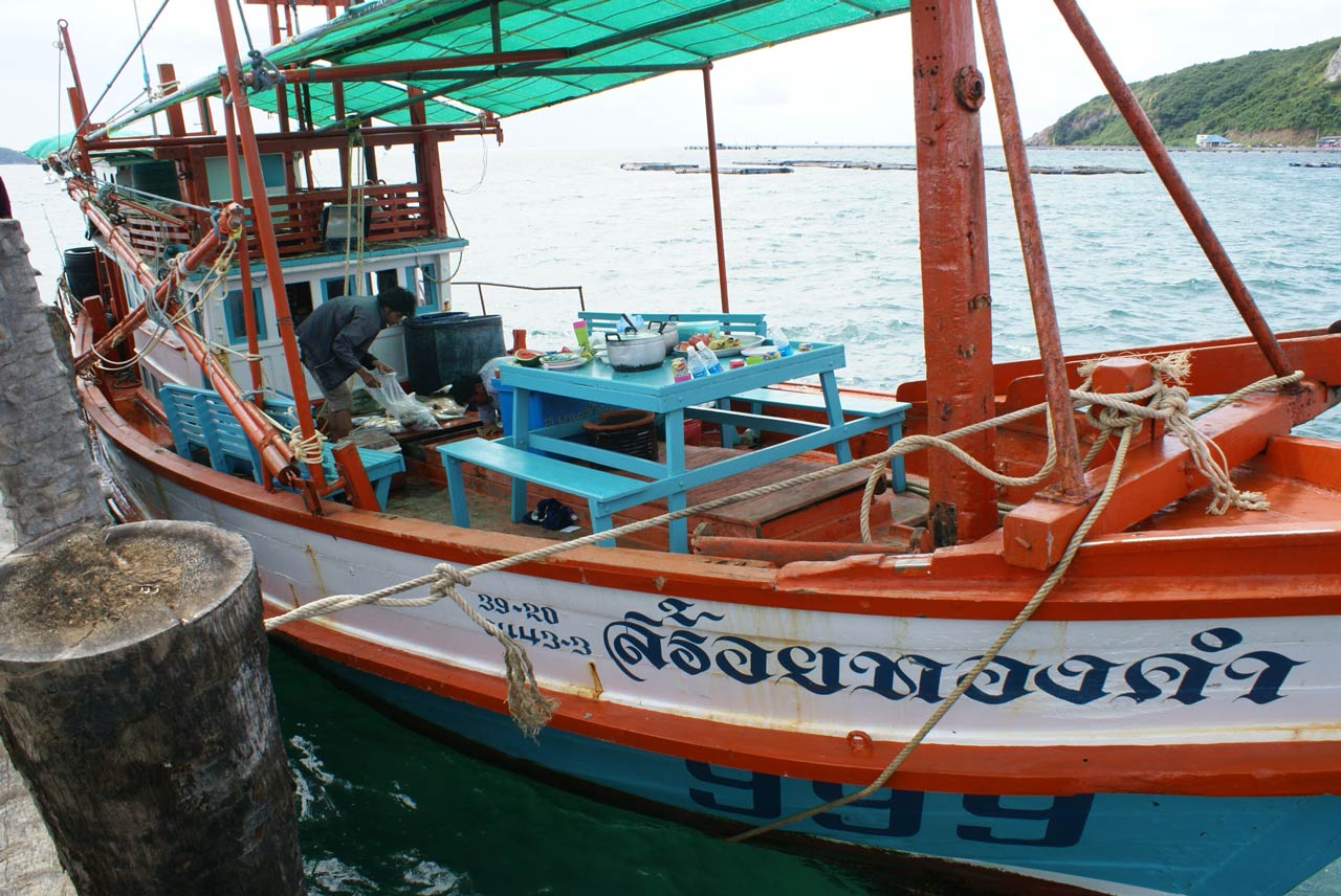 นี่เลยครับ...ดูกันชัดๆ...เรือสร้อยทองคำ...ใต๋จันทร์...ติดต่อได้ที่....086-086-0018 อีกเบอร์นึงก็ 087