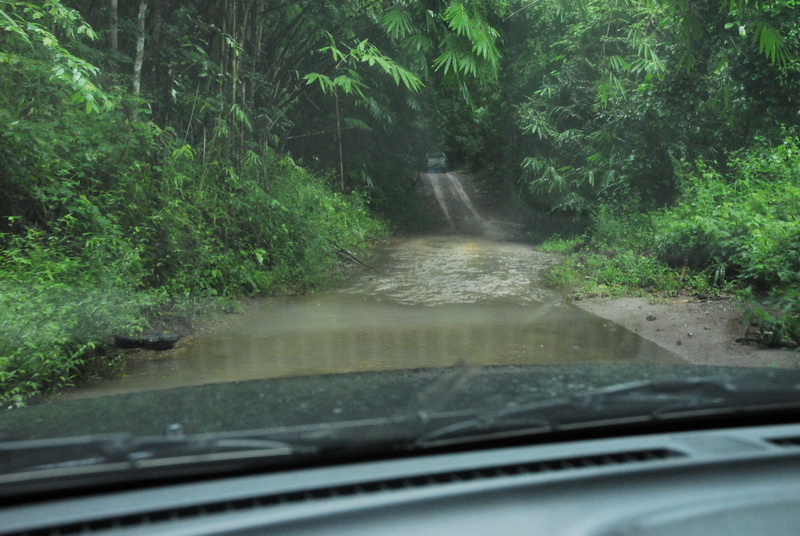  [b]** ฝนยังคงตก อยู่ ตลอด ทาง ยังมี ลื่นบ้าง ตลอดทาง **[/b]