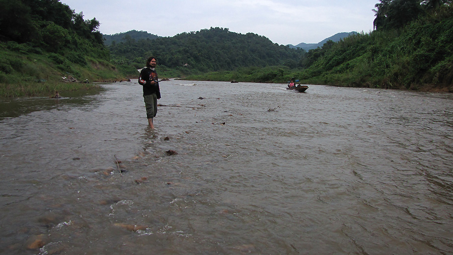 
    ฮ้า...มีเรือวิ่งลงมาให้ได้ดูลายวิ่งเรือสวนน้ำแล้ว จำได้เปล่ามะเดี่ยว   เราจะลุยแล้วนะ..สาธุ รอ