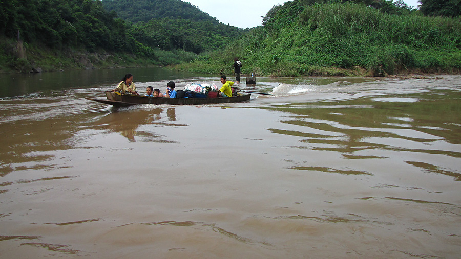 
     น้ำแค่ตาตุม  เรือชาวบ้านวิ่งกันได้เฉยเลย.......     เค้ารู้ ร่องน้ำ   :ohh: :ohh: :ohh: