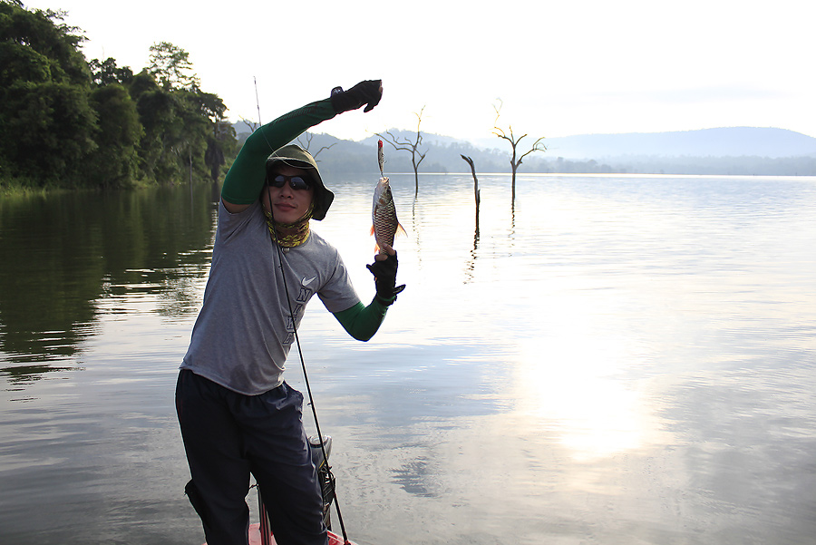 เอ้ยยย .................  เรือโครงท่าไม่สวยยังจะถ่ายอีก  .............   เอ้าฝูงขึ้นอีกแล้วนั่นตีเลย