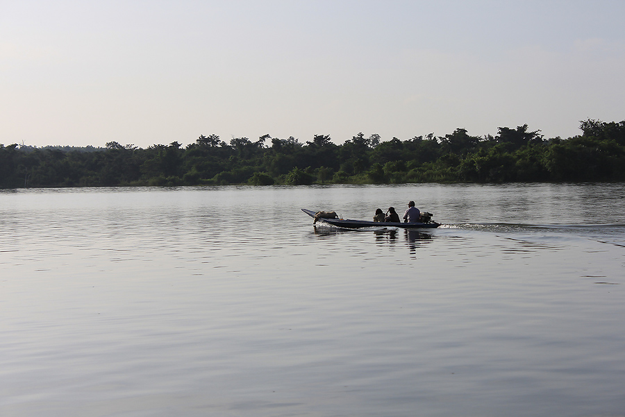 ตัวอะไรอยู่หัวเรือนั่น รู้สึกว่าจะเป็นสัตว์ป่า  เขาให้ล่าด้วยเหรอเนี่ย  :ohh: