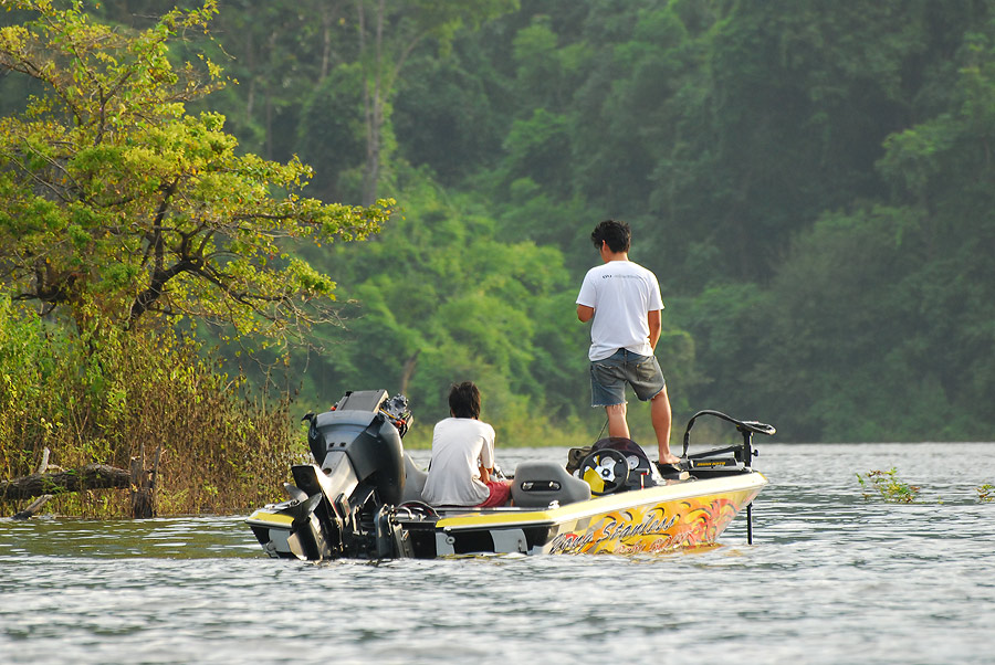 ขับมาเจอเรือลำนี้ครับ สงสัยเครื่องมีปัญหา เอาใจช่วยนะครับ :cheer: :cheer: