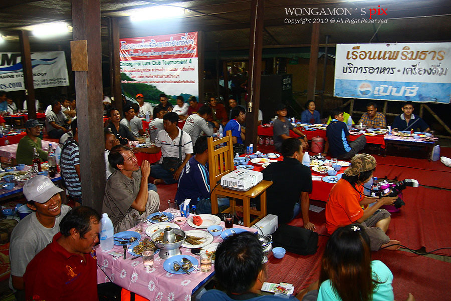 บรรยากาศงานเลี้ยงที่แพริมธารครับ อาหารอร่อยมาก หรือว่าเราหิวหว่า... :laughing: :laughing: :laughing: