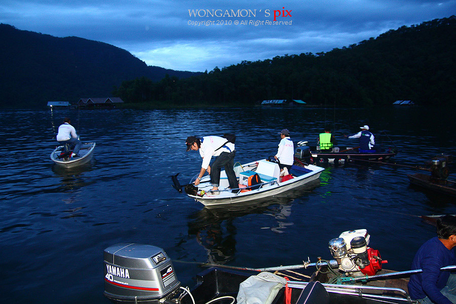 กรรมการปล่อยตัวเรือเร็วก่อนครับ  ตามด้วยเรือหางยาว เพื่อความปลอดภัยของนักกีฬา :cheer: :cheer: