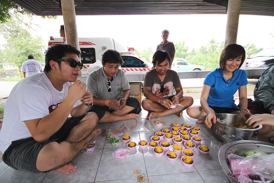 เจ้าหน้าที่กู้ภัยเดิมมาหยิบขนมหวานไปทาน สองถ้วยแล้ว...
เดินมาอีกรอบบอกอร่อย ! ขออีกถ้วยเอากลับไปฝาก