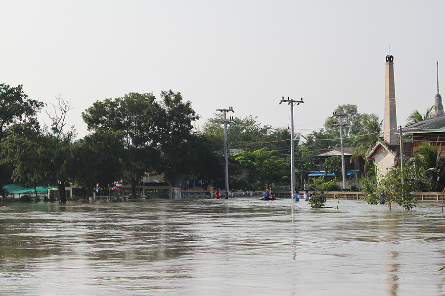 ถนนกับลำน้ำดูแล้วแยกกันไม่ออกเลย  :sad:
