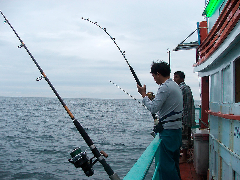 ตัดมาตอนเช้าเลยครับเรามาจอดเรือตกปลาอินทรี     ซึ้งเรามีปลาไม่มาก  และก็ตัวเล็กด้วย :cheer: :cheer: 