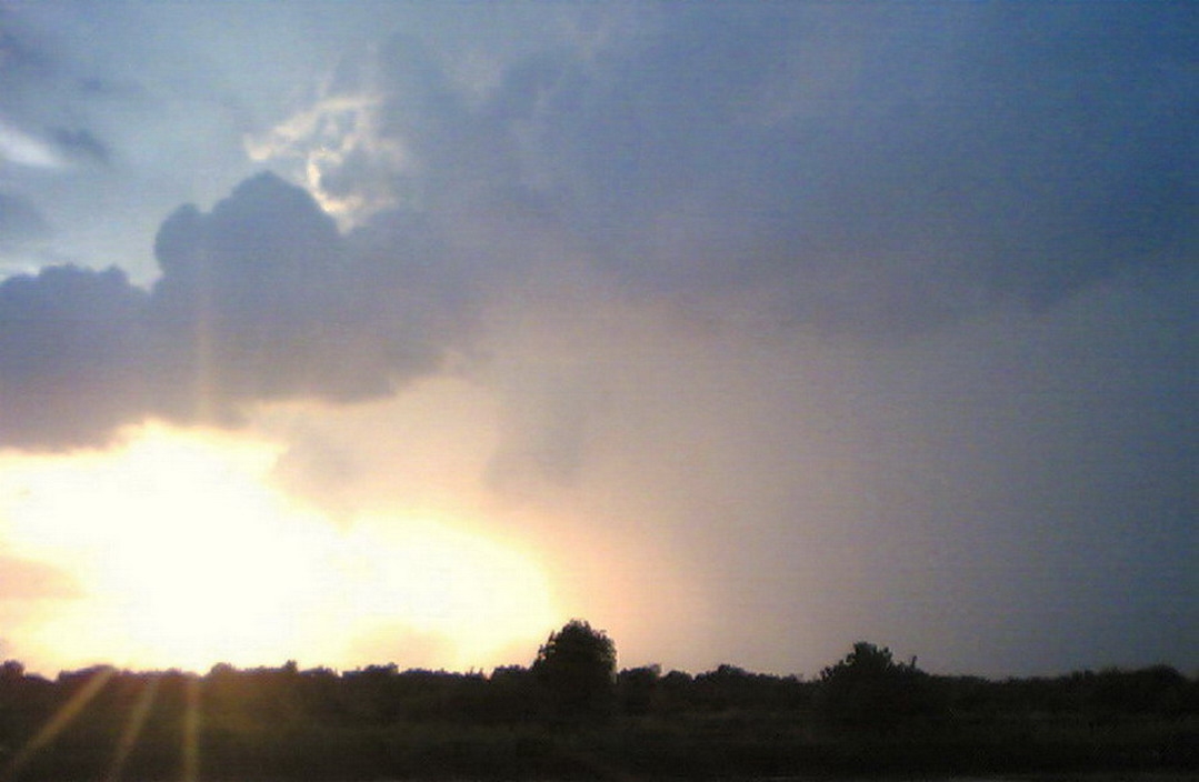 ท่ามกลางกระแสลมแรง ก่อนฝนจะตกหนัก  ..... ก็มีสิ่งสวยๆ เกิดขึ้นมา...

กระแสลมบน ที่พัดแรง  ก็ได้พัด