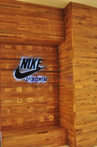 ร้าน nike ครับ :grin: :laughing: :laughing: