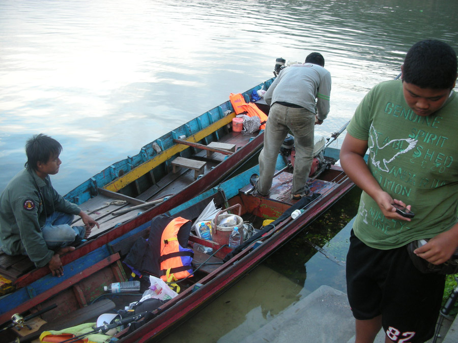 มาถึงไต๋ก็มาพอดีจัดของลงเรือกันเลย  :umh: