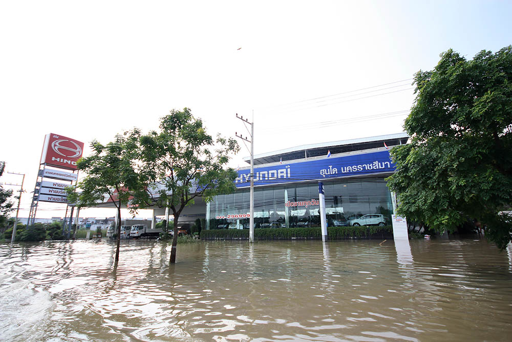โชว์รูมรถยนต์ฮุนไดอยู่สูงกว่าระดับน้ำ รอดอย่างปลอดภัย
 :cool: