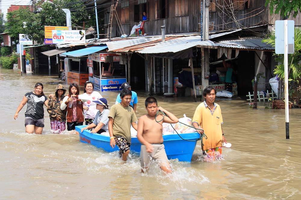 เสบียงและอาหารต่างถูกลำเลียงเข้าบ้านโดยเรือที่เพิ่งจะซื้อหามาใหม่ๆ
 :cool: