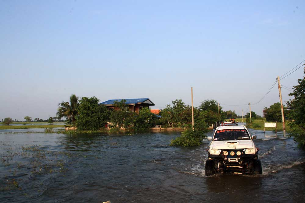 ปากทางเข้าหมู่บ้านน้ำเริ่มสูงอย่างเห็นได้ชัด
 :cool: