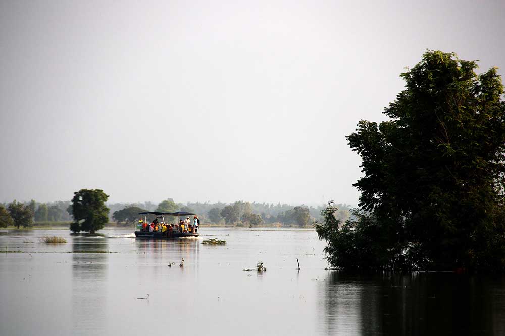 เรือไฟเบอร์ท้องแบนเครื่องยนต์40แรง ต้องทำงานอย่างหนักสับเปลี่ยนกันสามลำ
 :cool: :cool: