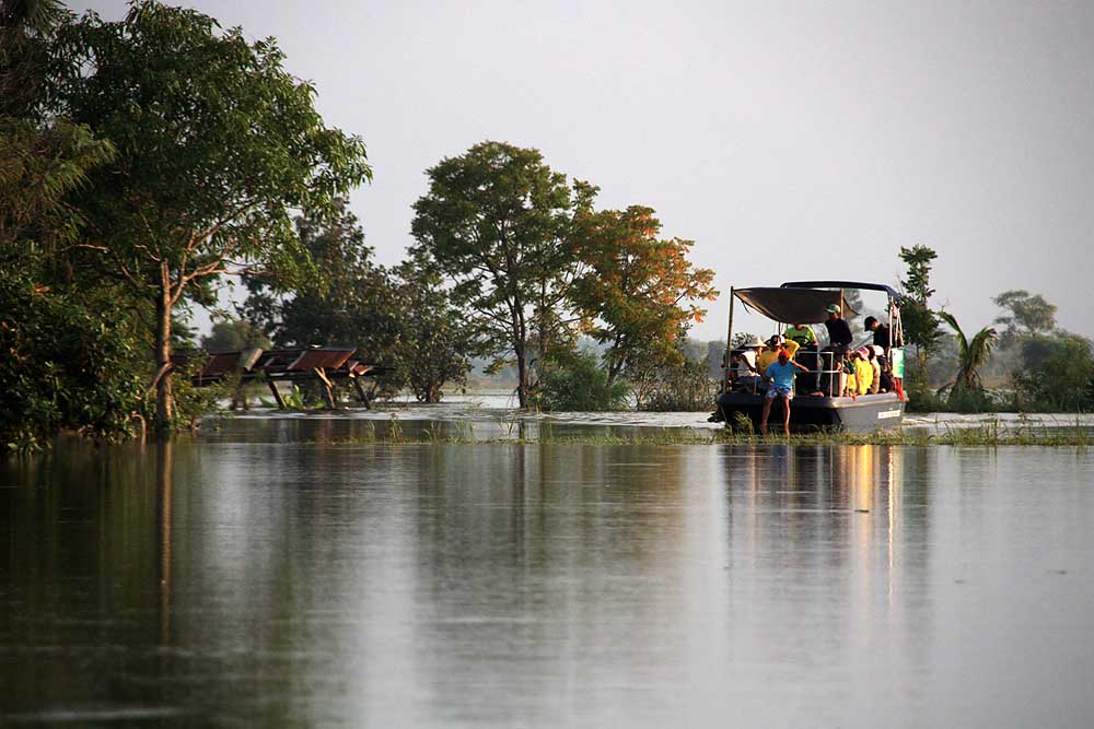 เนื่องจากไม่มีร่องน้ำ ทำให้การขับเรือเป็นไปด้วยความยากลำบากมาก
 :cool: