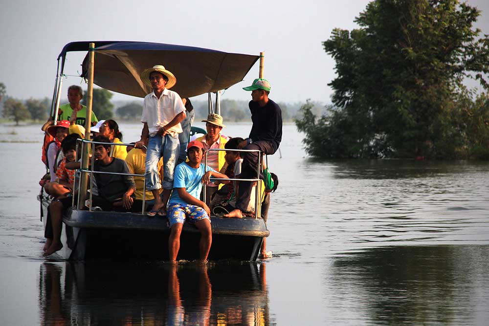 เรือของกทม.จุผู้โดยสารได้ครั้งละมากๆ ทำให้ชาวบ้านได้อาศัยสัญจรในยามน้ำหลาก
 :cool: