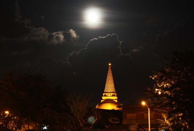 วันนี้ตรงกับวัน ออกพรรษา ขับรถเห็นสวยดี เลยถ่ายมาฝากครับ องค์พระปฐมเจดีย์ สิ่งศักดิ์สิทธิ์  ที่ที่คน