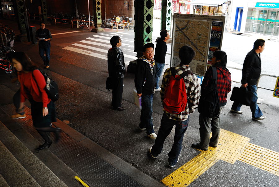 โตเกียวนอกจากจะมีเส้นทางรถไฟที่เยอะมากๆแล้ว  ถนน  ซอกซอยก็มีเยอะยิ่งกว่ารังปลวกการจะเดินเท้าเพื่อไปต