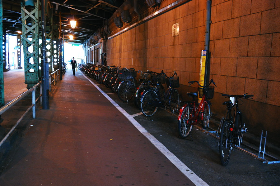 การเดินทางบนถนนและตามซอกซอยของคนโตเกียวนอกจากจะเดินด้วยเท้าแล้วยานพาหะที่เป็นที่นิยมอย่างมากและเรียก
