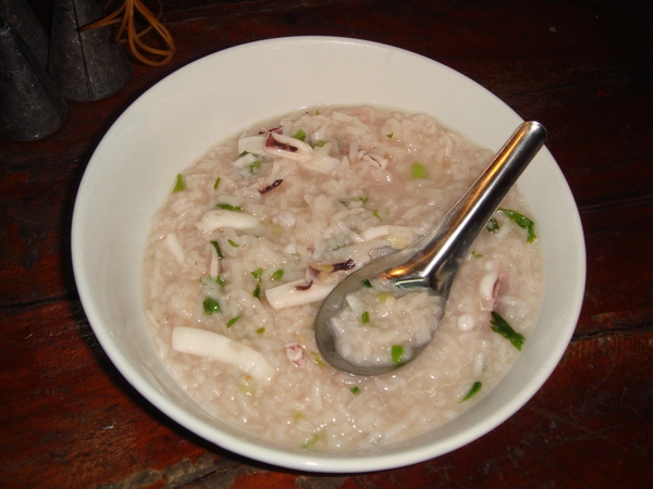 ข้าวเย็นยังไม่ได้ทานกัน
ไต๋กับลูกมือ ก็เลยจัดข้าวต้มรอบดึกให้ก่อนเลย
อร่อยดีครับ 