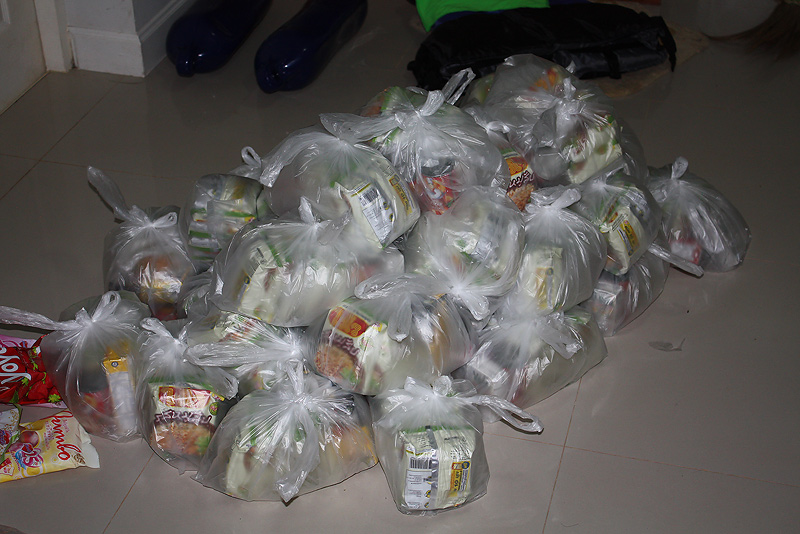 เลิกงานก็เลยไปซื้อพวกอาหารแห้งไปช่วยเหลือผู้ประสบภัย

นึกถึงตัวเองครับตอนเวลาโดนตัดน้ำตัดไฟหาอะไรก