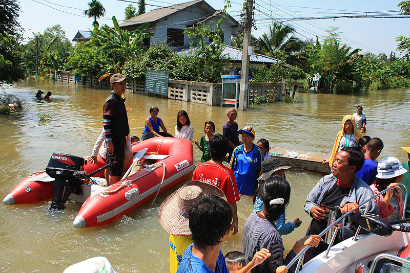 พอชาวบ้านได้ยินเสียงเรือก็พากันออกมาดักรอที่กลางหมู่บ้าน

พร้อมรอรับของช่วยเหลือ