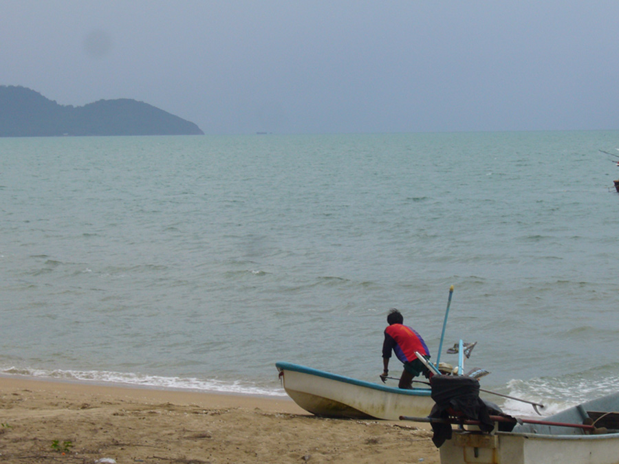 [b]ข้อดีของเรือไฟเบอร์อีกอย่าง คือสามารถขับเกยหาดขึ้นมาได้เลยครับ[/b]