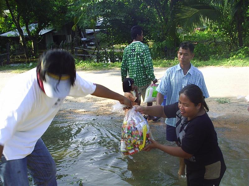 เห็นเขาลำบากแล้วเรามาช่วยได้ผมรู้