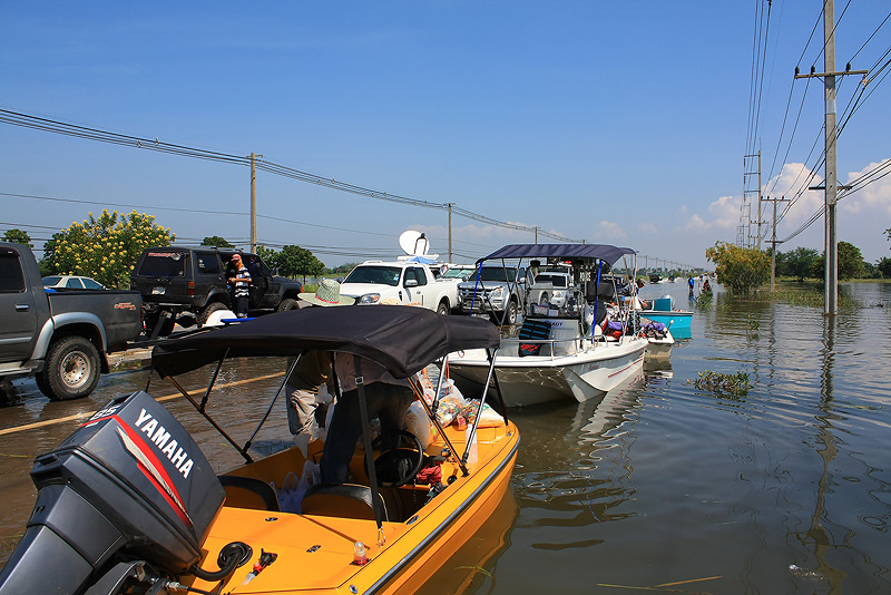 ลำใหญ่สีขาวยังไม่โหลดลงกาบเรือยังสูงอยู่