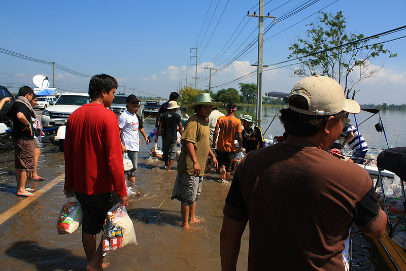 พลังมวลชนมาไม่ขาดสายขอบคุณแทนชาวบ้านครับ