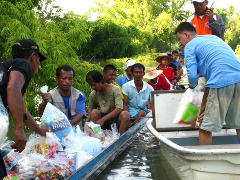 มีชาวบ้านด้านในที่เรือเข้าไปไม่ถึงต้องพายเรือออกมารับเองดีนะที่แต่ละหมู่บ้านมีเรือยาวไว้แข่ง
ระยะทา
