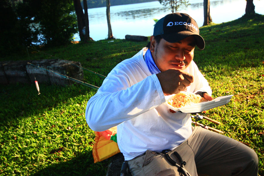 หลังจากได้ปลา กินข้าวก็ลื่นคอ.............หมั่นใส้จริงๆ......... :laughing: :laughing: :laughing: