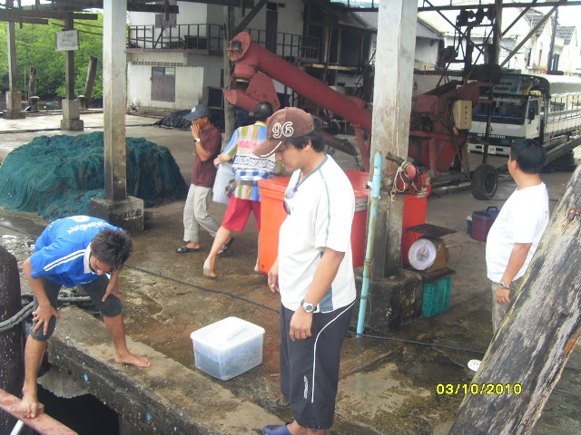 จัดข้าวของลงเรือครับ  ท่าเรือสะดวกสบายมากๆครับ :grin:
