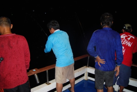 ท้ายเรือหุ้นขึ้น ครับ :grin: :grin: :grin: