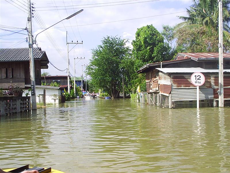 น้ำล้อมรอบนี่ขนาดอยู่บนเนินนะออกไปไหนไม่ได้