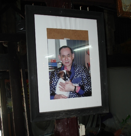 ..พ่อหลวง ของปวงชน ชาวไทย..