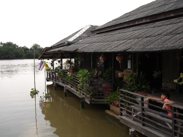ร้านอาหารริมคลอง