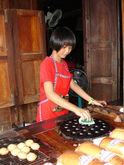 น้องๆ(หรือว่า หลานๆ)มาช่วยที่บ้านขายของวันหยุด