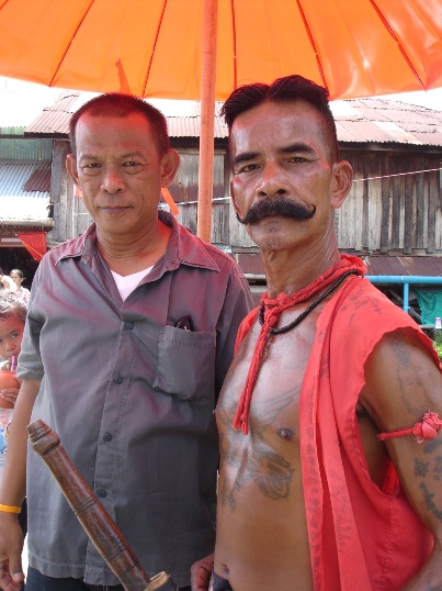 น้าท่านนี้ ยืนถ่ายรูปเป็นที่ระลึก ดูทีครับว่า ใคร หน้าตาดุ กว่ากัน :laughing: