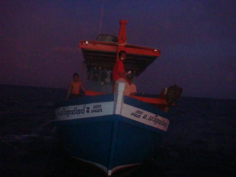 ไต๋ยี  เรือ ฉ.เจริญทรัพย์   ไปลูกแก้ว  แต่ไปไม่ถึง....ข้างนอกคลื่นจัดมาก.....  ต้องกลับมารอพวกเราครั