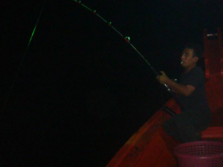 บังดุจิ๊กไปเรื่อยๆ  เห็นหมึกว่ายอยู่ท้ายเรือ  เอาโยตก  ได้มา เกี่ยวเบ็ดลงหน้าดินทันที......ประเดิมรอ