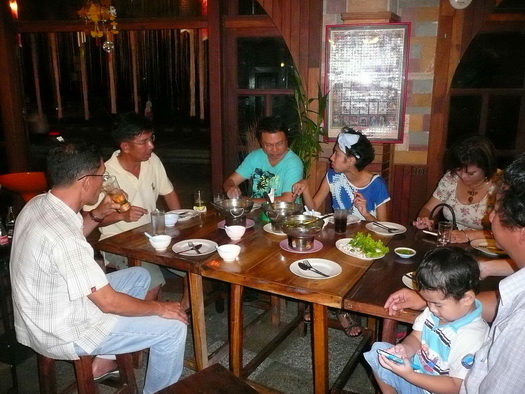 เพิ่งได้รูปที่เอาปลาไปทำมาคับ
ร้านเปียกซีฟูด แถวๆนวนจันทร์คับ
เค้าทำปลาให้ครับ
เป็นกันเองมากคับ
