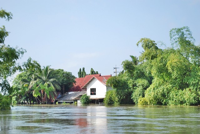 บ้านริมลำน้ำมูล มีสภาพเช่นที่เห็นครับ ยังดีที่มีชั้น 2 ให้ได้อาศัย