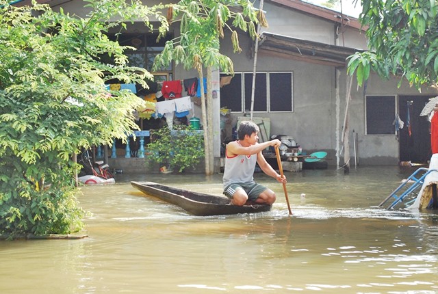 เมื่อเราไปถึง รีบพายเรือต้นตาลขุดมารับของที่ผู้ใจบุญฝากมาให้ใช้ยามจำเป็น