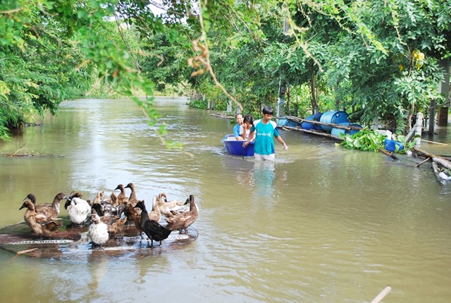 มากันหมดบ้าน พ่อจูงเรือ ลูกและเมียนั่งมาด้วยกัน