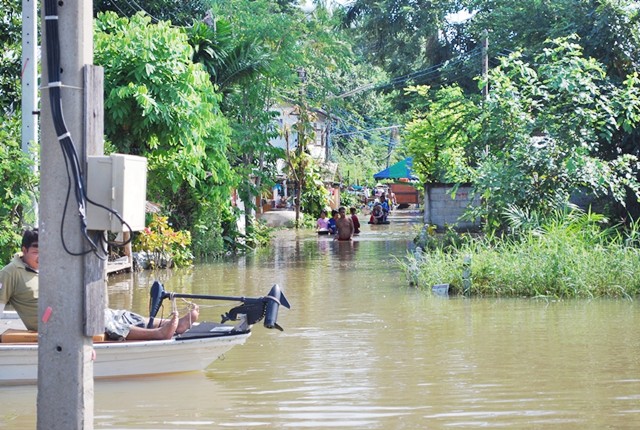 พวกที่อยู่ด้านในหลังร้องเรียกก็ยินดีปรีดา พากันลุยน้ำออกมาหาพวกเรา 