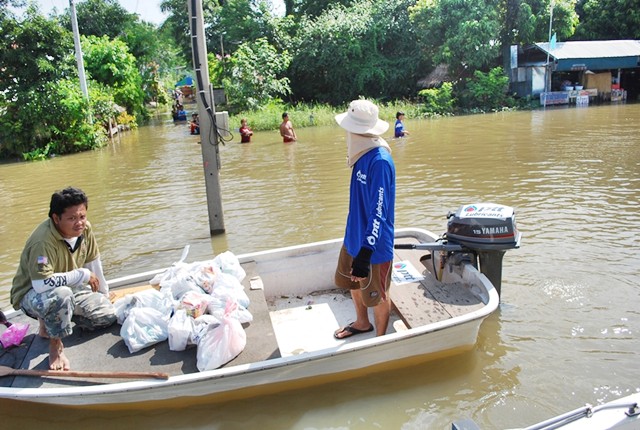 ถ่ายของลงเรือเล็กเพื่อนำไปแจกจ่ายให้คนที่ลุยน้ำออกมาไม่ได้ครับ